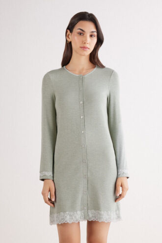 Camisola com botões à frente e detalhes em renda