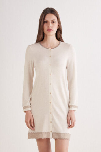 Camisola com botões à frente e detalhes em renda