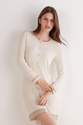 Camisola com botões à frente e detalhes em renda