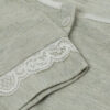 Camisola com botões à frente e detalhes em renda