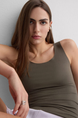 Camisola de algodão com gola redonda e borda crua