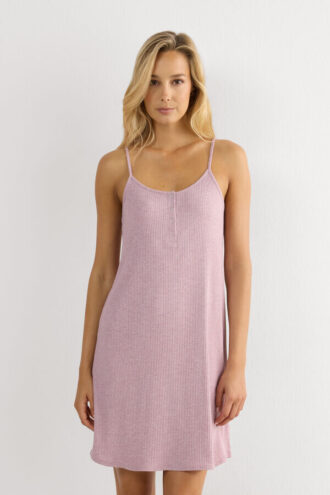 Camisola de dormir com alças finas e confortável