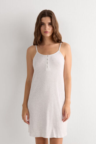 Camisola de dormir com alças finas e confortável