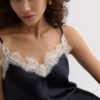 Camisola de seda com acabamento em renda contrastante Camisola de seda com acabamento em renda contrastante