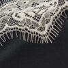 Camisola de seda com acabamento em renda contrastante Camisola de seda com acabamento em renda contrastante