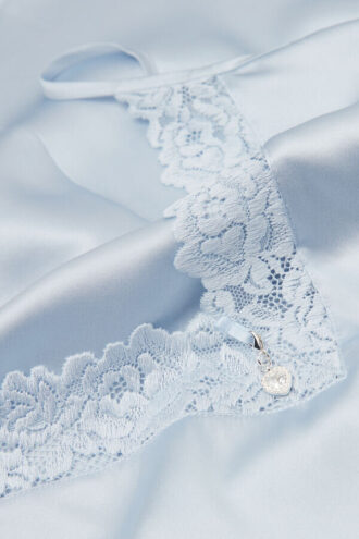 Chemise de seda e renda com flores sedosas