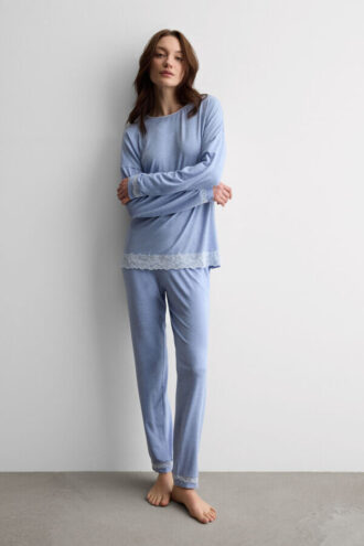 Pijama comprido com acabamento em renda em modal