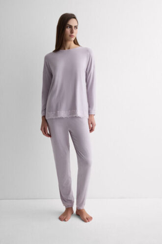 Pijama comprido com acabamento em renda em modal