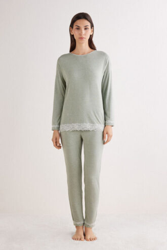 Pijama comprido com acabamento em renda em modal
