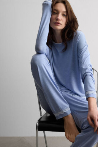 Pijama comprido com acabamento em renda em modal