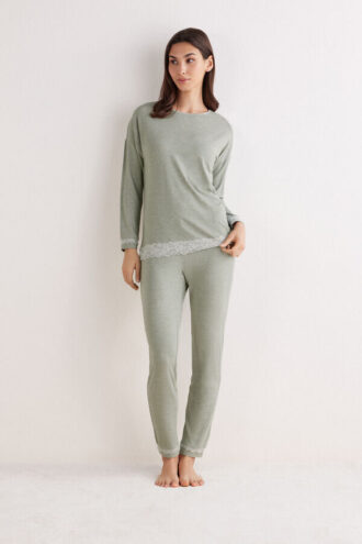 Pijama comprido com acabamento em renda em modal