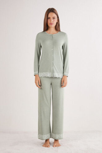 Pijama comprido com botões e acabamento em renda em modal Pijama comprido com botões e acabamento em renda em modal