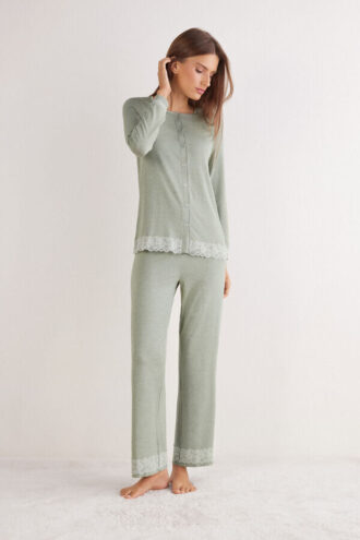 Pijama comprido com botões e acabamento em renda em modal Pijama comprido com botões e acabamento em renda em modal