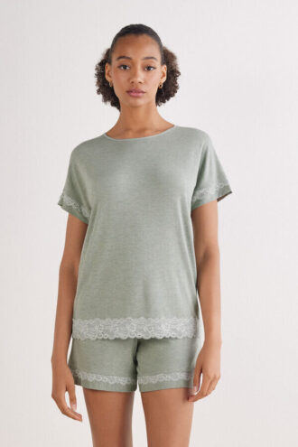 Pijama curto com acabamento em renda em modal
