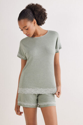 Pijama curto com acabamento em renda em modal