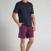 Pijama curto em tecido e algodão com padrão xadrez vermelho e azul Pijama curto em tecido e algodão com padrão xadrez vermelho e azul