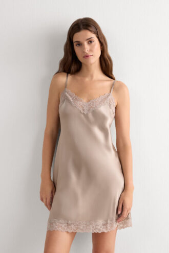 Slip de seda com detalhes em renda