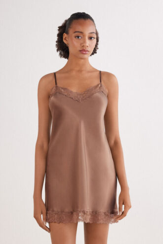 Slip de seda com detalhes em renda