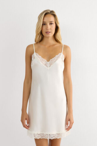 Slip de seda com detalhes em renda