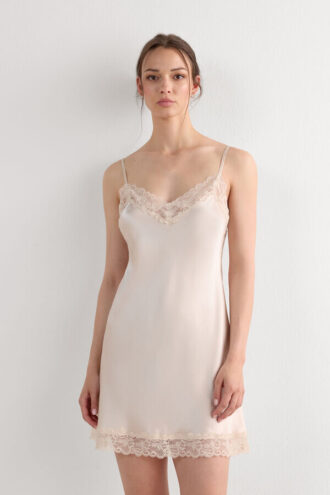 Slip de seda com detalhes em renda