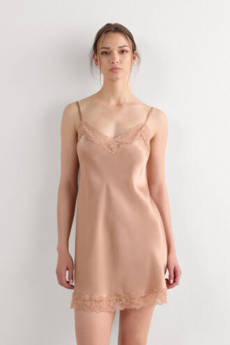 Slip de seda com detalhes em renda
