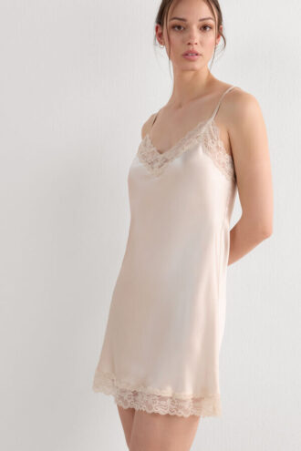 Slip de seda com detalhes em renda
