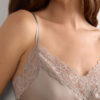 Slip de seda com detalhes em renda Slip de seda com detalhes em renda